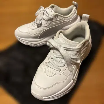 PUMA 화이트 스니커즈 통굽 웨지 스니커즈 푸마