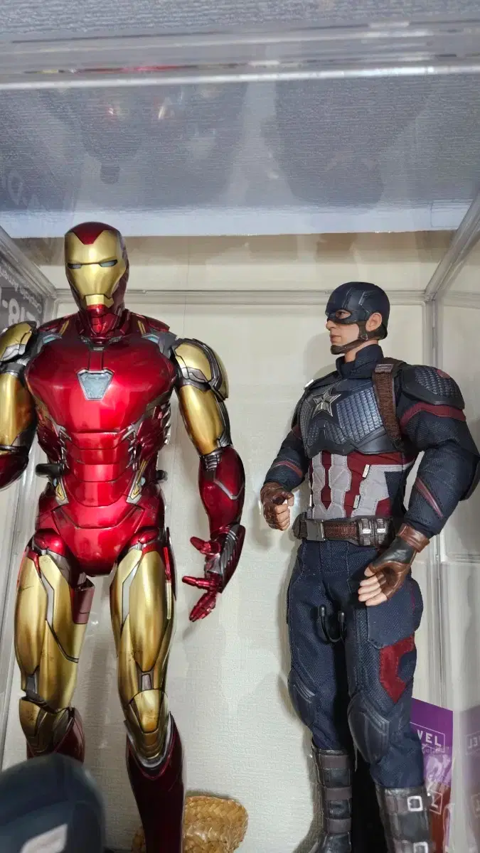 Hot Toys Iron Man mark 85, Captain America Endgame