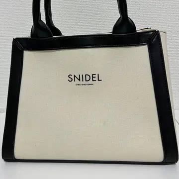 SNIDEL 로고 캠퍼스 토트백 아이보리