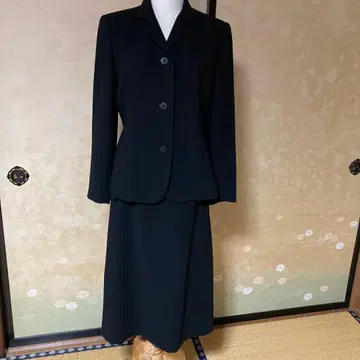 블랙 포멀 수트.