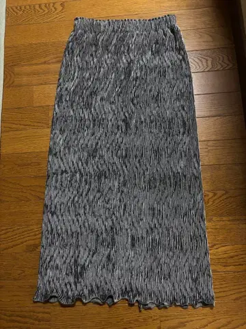 LOWRYS FARM 샤이니 벨로아 타이트 스커트