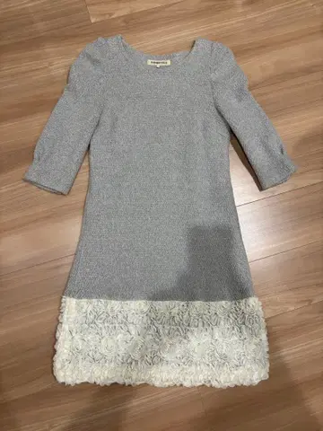 그레이 꽃무늬 레이스 무릎 기장 원피스