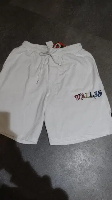 Gallis Addiction 화이트 숏팬츠