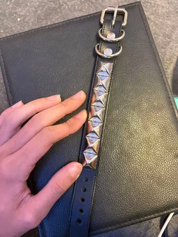 스터드 장식 블랙 가죽 리스트 밴드