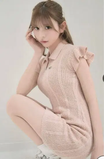 미셸 마카롱 플레어 슬리브 로고 니트 원피스