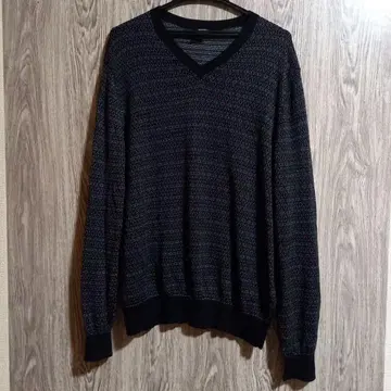 BOSS V넥 스웨터 블랙 계열 기하학 패턴