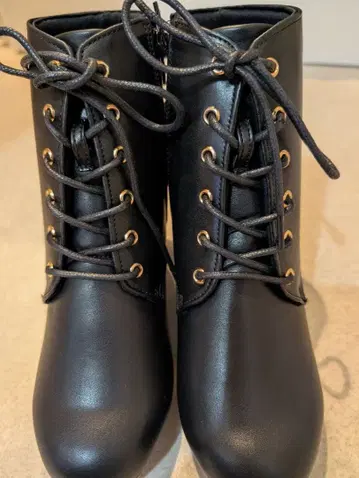 블랙 레이스업 부츠