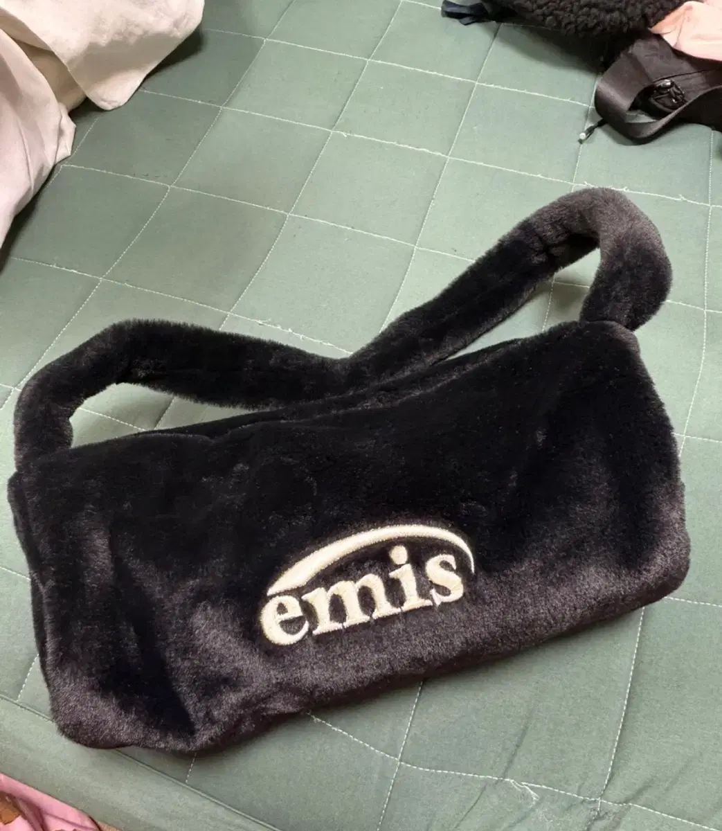 Emis fur bag
