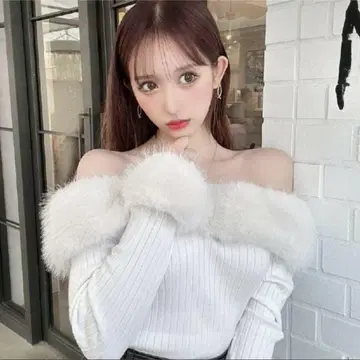 셰리미 퍼 오프숄더 니트탑 화이트