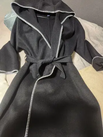 후드 부착 울 코트 시착만 한 상품.