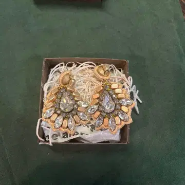 DEEPA GURNANI 해외 액세서리 브랜드의 귀걸이입니다