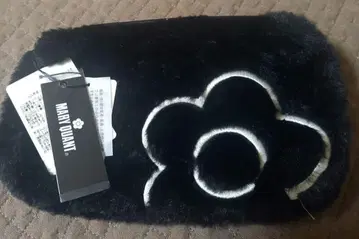 MARY QUANT 블랙 퍼 파우치 정가 4400엔 세금 포함 택 포함