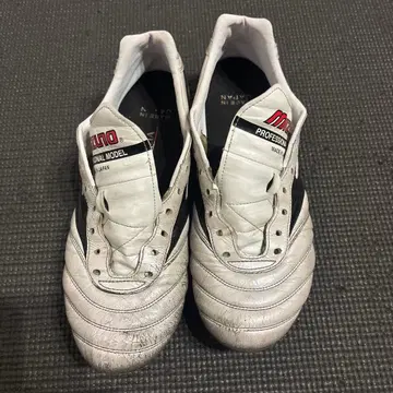 미즈노 프로페셔널 모델 축구화