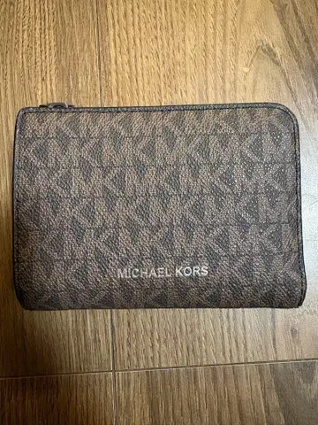 마이클코어스 2단 접이식 지갑