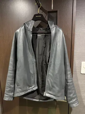 그레이 가죽 후드 부착 자켓