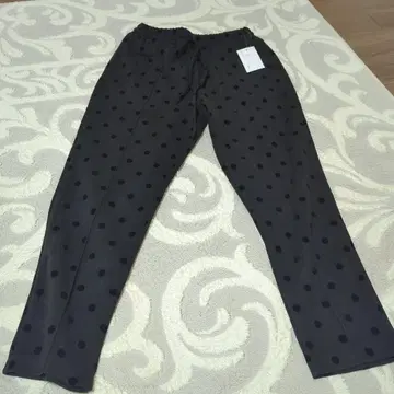 물방울 패턴의 블랙 컬러 따뜻한 팬츠