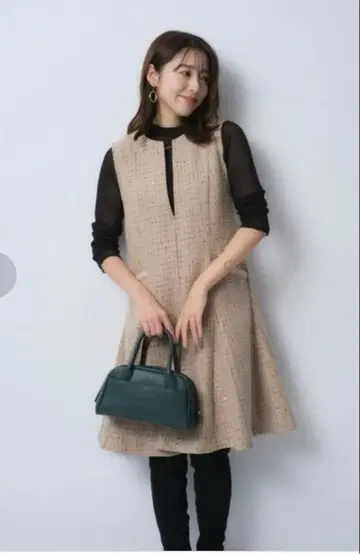 JUSGLITTY 바 장식 바닥 플레어 원피스 베이지 계열