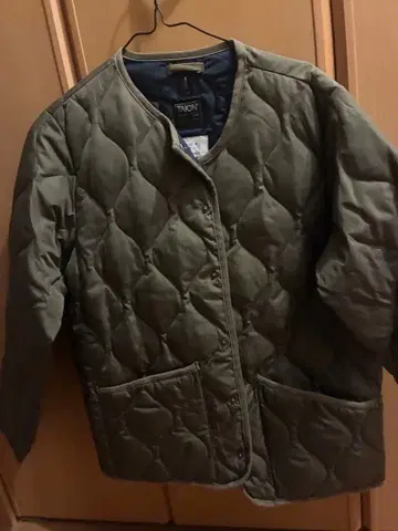 새상품급 올리브 그린 퀼팅 자켓 수납 봉투 포함