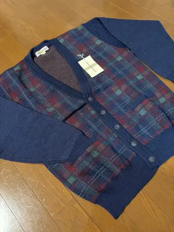 네이비 체크 무늬 V넥 가디건