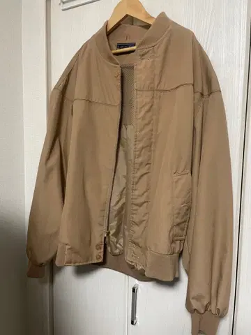 베이지 지퍼 달린 점퍼