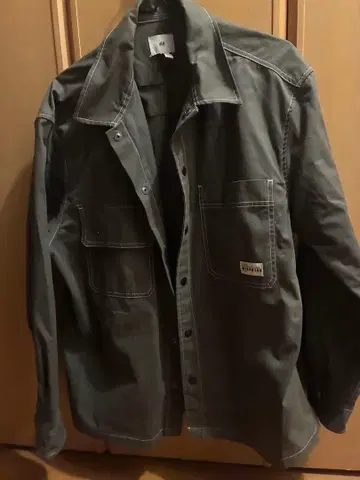 새상품급 그레이 버튼 셔츠 앞면 포켓 부착