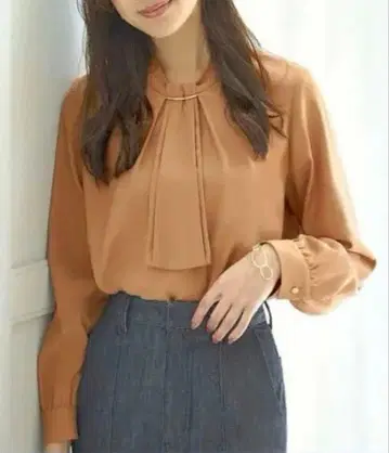 브라운 플리츠 긴팔 블라우스