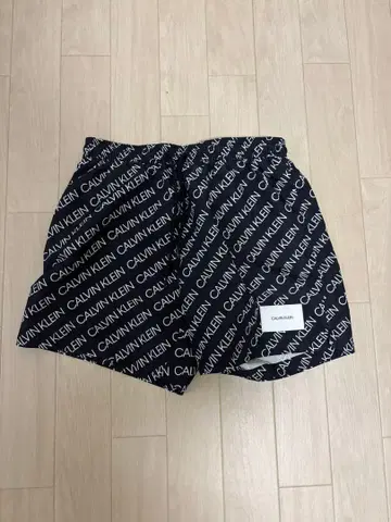 CALVIN KLEIN 로고 프린트 숏팬츠 M