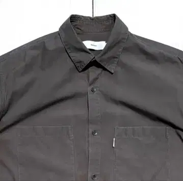 다크 그레이 반팔 버튼업 셔츠