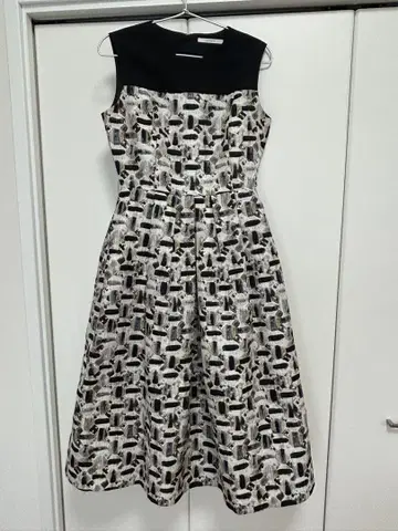 ANAYI 38 슬리브리스 원피스 블랙 화이트 패턴