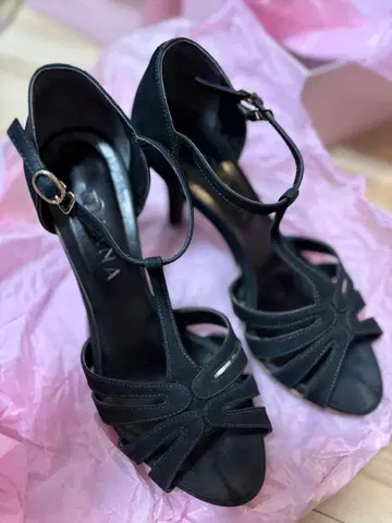 Diana 블랙 스트랩 샌들 중굽