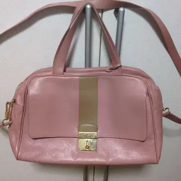 핑크 가죽 핸드백 프론트 포켓 부착