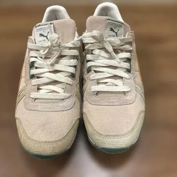 PUMA 베이지 스니커즈
