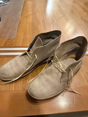 Clarks 처카 부츠 베이지 스웨이드