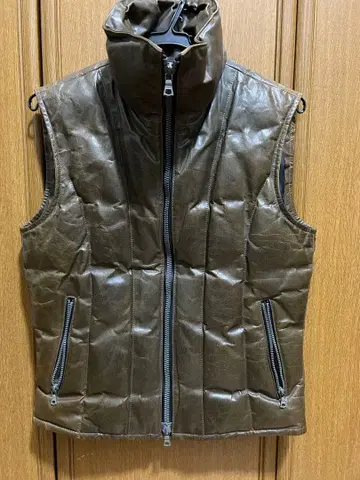 백러쉬 가죽 다운 베스트