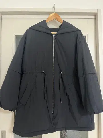 VIS 가볍고 따뜻한 충전솜 허리 마크 코트