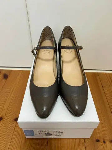 히미코 소가죽 그레이 스트랩 펌프스