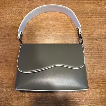 loti 콩 플랩 숄더백 카키