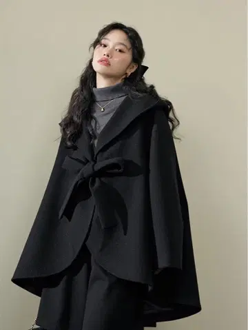 KUOSE 궁 타이 코트 리본 포함 블랙 케이프 코트
