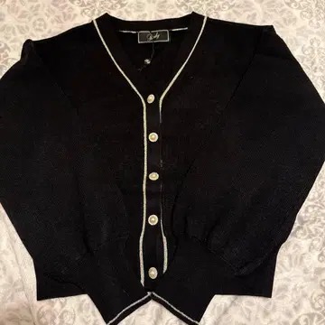 블랙 긴팔 가디건 비쥬 펄 버튼 포함