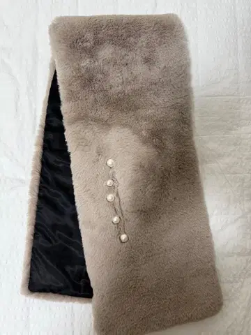 퍼 머플러 펄 장식 베이지