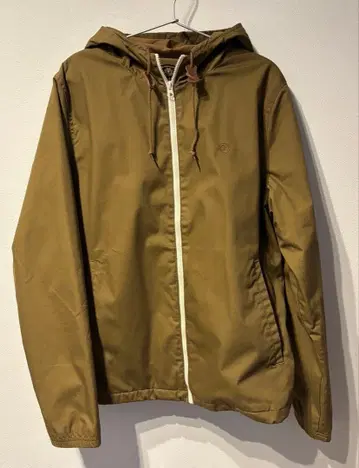 올리브색 마운틴 파카 후드 부착