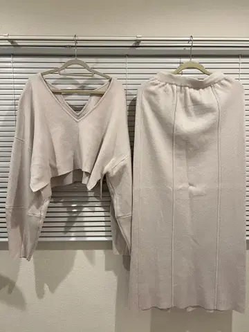 베이지 V넥 크롭 셋업