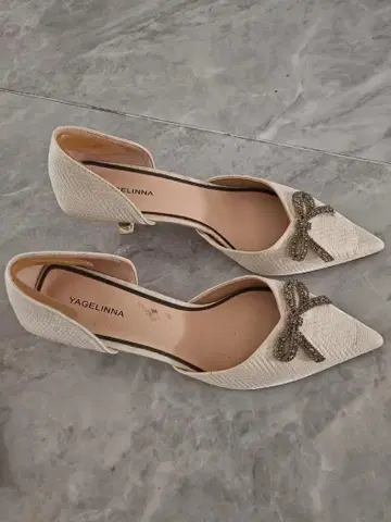 YAGELINNA 화이트 스틸레토 펌프스