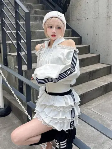 Darich 셋업 걸리시 스포티 맨투맨 상의