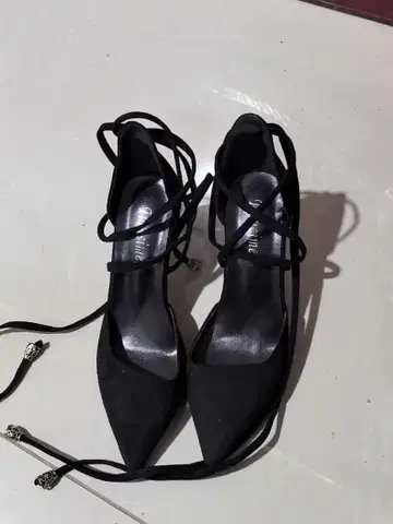 블랙 스웨이드 스트랩 하이힐