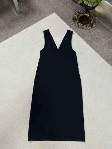 블랙의 심플한 V넥 점프 스커트 고급
