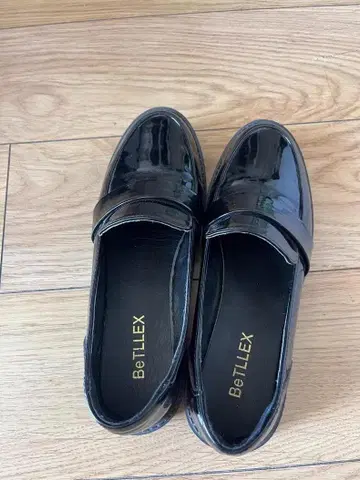 BeLLeX 블랙 에나멜 로퍼 낮은 굽