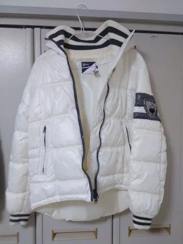 화이트 다운 자켓 후드 부착