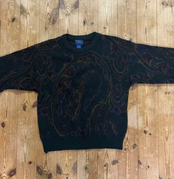 블랙 무늬 크루넥 니트