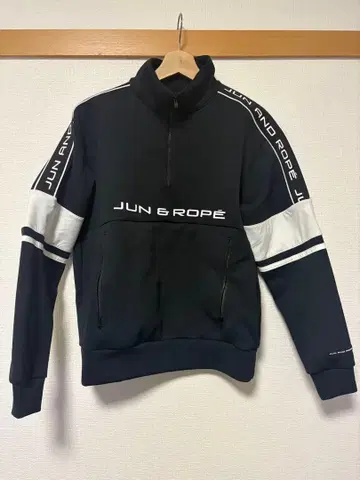 JUN & ROPE 프론트 로고 하프 지퍼 블루종 S 사이즈 블랙